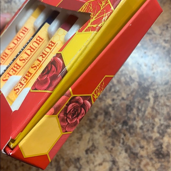 BURTS BEES Assorted Gift-able Box - Picture 3 of 3